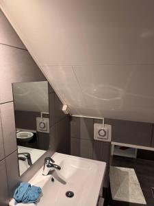 a bathroom with a sink and a mirror at 柠檬树 in Gystad
