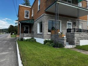 a house on the side of a street at Le Petit Saint-Joseph in Saint-Alexis-des-Monts