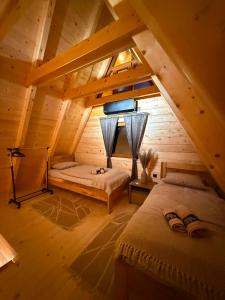 ein Zimmer mit zwei Betten in einer Holzhütte in der Unterkunft Villa Viktor Šipovo in Šipovo + 30 Fotos