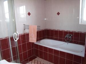 A bathroom at Viola Vendégház