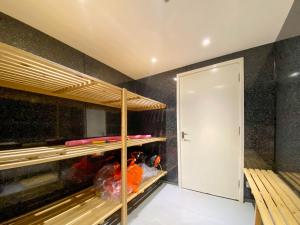 a room with a closet with a shelf and a door at Apple-Uk46285 in Camerton +13 photos