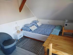 a small bedroom with a bed and a table at Pokoje u Stasi in Stegna