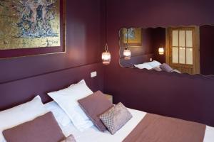 a bedroom with a bed and a mirror at La Sauternaise, luxury Boutique B&B in Sauternes