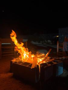 Nachts brennt in einem Topf ein Feuer in der Unterkunft Aska camp in Oulad Akkou