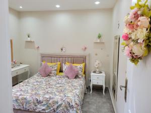 a bedroom with a bed with flowers on it at sweet home in Alger