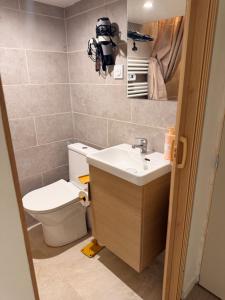 a bathroom with a sink and a toilet at L instant dore spa privatif in Cavaillon +7 photos