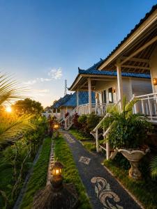 a pathway leading to a house at night at Tawe Ocean Blue Villa Lembongan in Nusa Lembongan