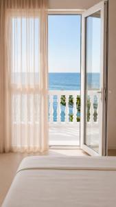 a bedroom with a window with a view of the ocean at У Царицы in Kobuleti