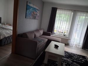 a living room with a couch and a table at Ferienwohnung Silvia in Steinhagen