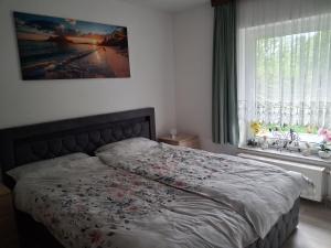 a bedroom with a bed and a window at Ferienwohnung Silvia in Steinhagen