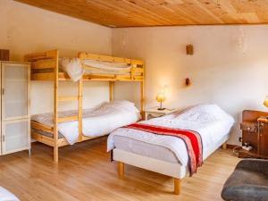 two bunk beds in a room with wooden ceilings at L'Abeille-Vie in Tréziers
