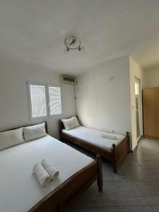 a room with two beds in a room with at Apartmani Glory Sutomore in Sutomore