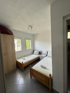 a room with two beds in a room at Apartmani Glory Sutomore in Sutomore