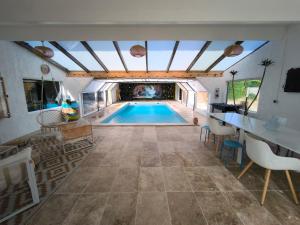 an indoor swimming pool in a house at Les gîtes de Vensac in Vensac