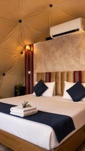 a bedroom with a large bed with a ceiling at WADI RUM ROTANA BUBBLE lUXURY in Wadi Rum