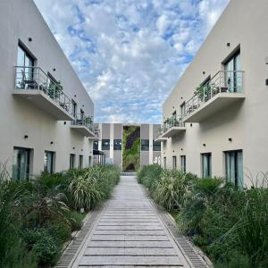 a walkway in the middle of a building at Hotel Boutique Gualamba in General Pinedo
