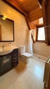 ein Badezimmer mit Toilette, Waschbecken und Badewanne in der Unterkunft Montlude in Bossost + 15 Fotos