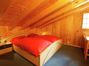 ラ・ズマにあるChalet Alpina offers great viewsの木製の部屋にベッド1台が備わるベッドルーム1室があります。