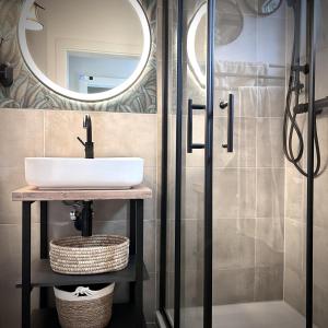 a bathroom with a sink and a mirror at Koje47 in Scharbeutz
