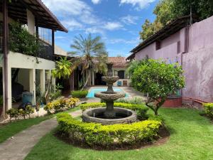 a garden with a fountain in the middle of a yard at Casa Riverstone in León