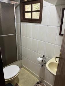 a bathroom with a toilet and a sink at Espaço Colibri in Teresópolis