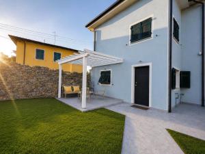 a white house with a patio and a wall at Dimora San Francesco in Sarzana