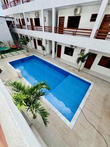 an overhead view of a swimming pool in a building at Flat completo em condomínio in Camocim