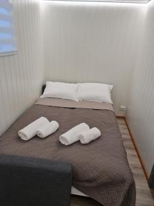 zwei weiße Kissen auf einem Bett in einem Zimmer in der Unterkunft Sand in Sand