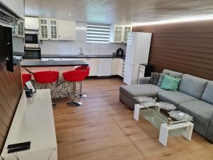 ein Wohnzimmer mit Sofa und eine Küche in der Unterkunft Sand in Sand + 24 Fotos