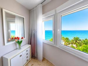 a room with a window with a view of the ocean at Apartamento Algaida Calahonda in Sitio de Calahonda