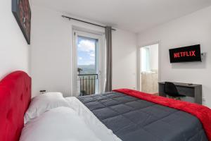 a bedroom with a bed and a desk and a window at Il Nido Dei Ribelli in Mergo
