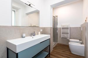 a bathroom with a white sink and a toilet at Il Nido Dei Ribelli in Mergo