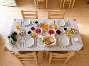 an overhead view of a table with food and drinks at Astir Studios in Stalís