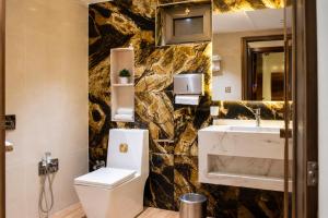 a bathroom with a toilet and a sink at Diamond Motel in Baghdād +5 photos