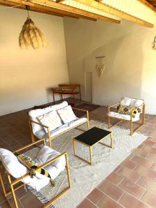 a living room with several chairs and a table at Escapade provençale in Tarascon