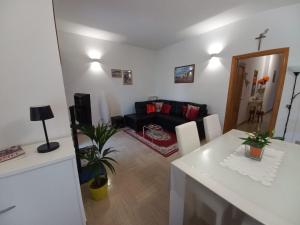 a living room with a table and a couch at Casa Stefy Gubbio in Gubbio