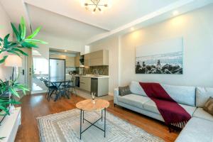 a living room with a couch and a kitchen at Maxihomes Snitch in Kemerağzı