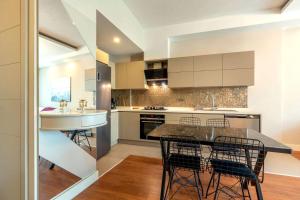 a kitchen with a table and chairs and a sink at Maxihomes Snitch in Kemerağzı +46 photos