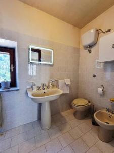 a bathroom with a sink and a toilet at La Roccia Rossa in Stribugliano +5 photos