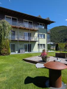 a apartment building with a table in the yard at Kronsun Percha in Perca