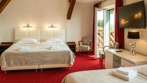a hotel room with two beds and a balcony at Mazurska Chata jezioro i aquapark 6 min, centrum i promenada 12 min in Mikołajki
