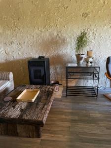 a living room with a wooden coffee table and a tv at gîte chêne doré in Ribérac
