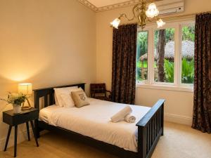 a bedroom with a bed and a window at Oak Hill House - Chirnside Park in Wonga Park +12 photos