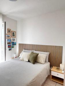 a bedroom with a white bed with a wooden headboard at Cozy Vallevò in Rocca San Giovanni +17 photos