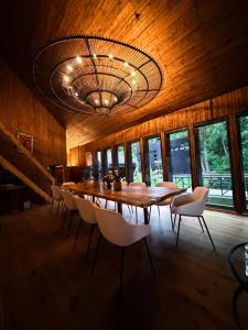 ein Esszimmer mit einem großen Holztisch und Stühlen in der Unterkunft Vila Strėva in Kozelkiskes + 70 Fotos