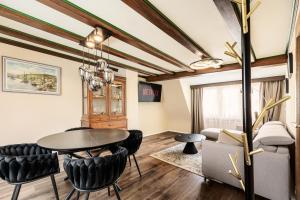 a living room with a table and chairs at Haus der Weine in Rüdesheim am Rhein