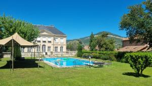 a large house with a swimming pool in the yard at gîte dans maison bourgeoise in Millau