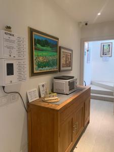 a kitchen with a microwave on top of a counter at Nuova Opera Rooms & Apartments in Verona