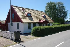 a small house on the side of a road at Lilla Skolhuset i Ingelsträde in Höganäs