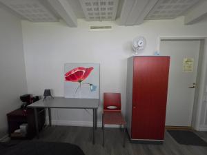 a room with a desk and a red cabinet at Apartments Puistokatu in Savonlinna +4 photos